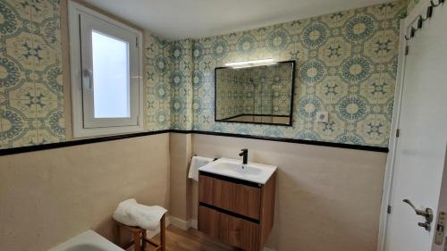 Ένα μπάνιο στο Casa acogedora con chimenea y amplio jardín