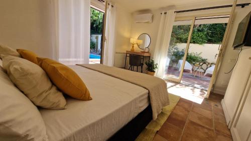 una camera da letto con un letto e una porta scorrevole in vetro di Villa Domus Dea Mondello a Palermo