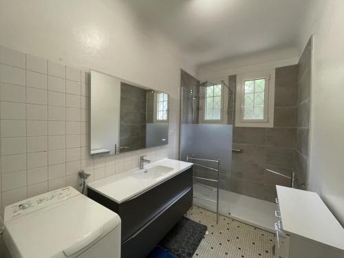 Ένα μπάνιο στο Villa 4 chambres calme avec jardin et parking privé à Vieux-Boucau - FR-1-379-46