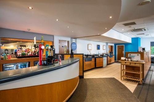 a bar in a restaurant with a counter at Holiday Inn Express Inverness by IHG in Inverness