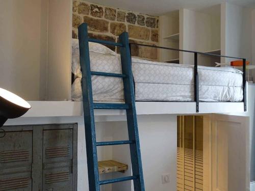 een stapelbed in een kamer met een ladder bij Marc1 in Saint-Valéry-en-Caux