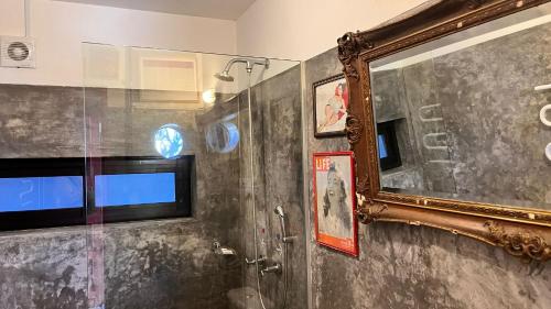 a bathroom with a mirror and a window at La Nueva Posadita in Colonia del Sacramento