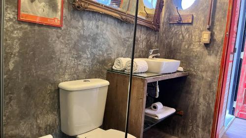 a bathroom with a toilet and a sink at La Nueva Posadita in Colonia del Sacramento