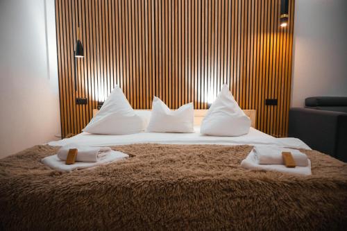 オシュチュニツァにあるHotel Marleneの大型ベッド(白い枕、タオル付)