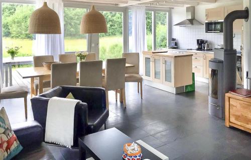 Η κουζίνα ή μικρή κουζίνα στο Nice Home In Röbel With Sauna