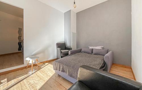 Χώρος καθιστικού στο 1 Bedroom Gorgeous Home In Sernhac