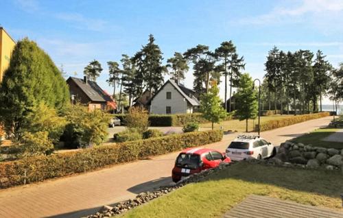 een straat met twee auto's geparkeerd op een parkeerplaats bij U13 Eg in Marienfelde