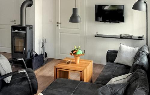 een woonkamer met een bank en een open haard bij K104 Eg in Marienfelde