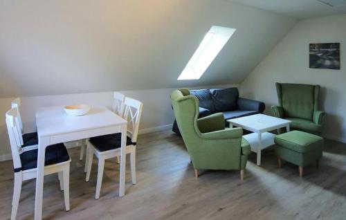 een woonkamer met een bank, een tafel en stoelen bij K108 Og in Marienfelde