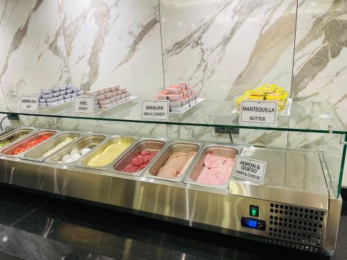 una vetrina con molti tipi di alimenti diversi di Hotel Diego de Almagro Pudahuel Aeropuerto a Santiago