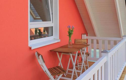 een tafel en stoelen op een veranda met een raam bij K104 Og in Marienfelde