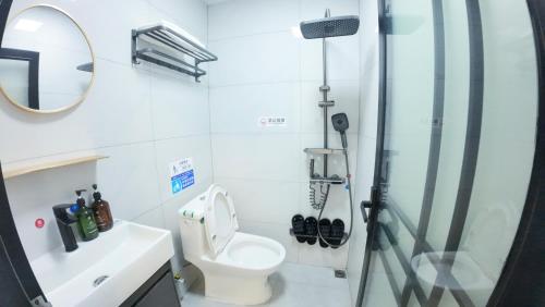 Un baño con ducha, inodoro y lavabo. en Zhangjiajie Qingfeng B&B West Station Branch, en Zhangjiajie