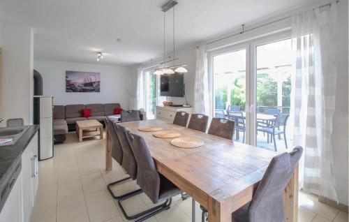 Μια τηλεόραση ή/και κέντρο ψυχαγωγίας στο Pet Friendly Home In Röbel With Wifi