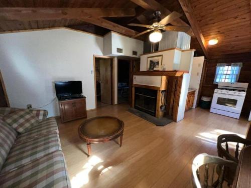 Kuchyň nebo kuchyňský kout v ubytování Simple Cabin Camping for Families in the Catskills of Upstate New York