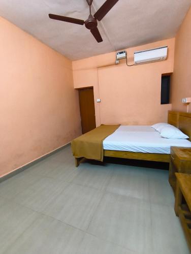 カナコナにあるThyme Guests Houseのベッドと天井扇風機のある寝室