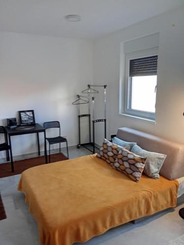 ein Schlafzimmer mit einem Bett und einem Schreibtisch darin in der Unterkunft Boki in Belgrad