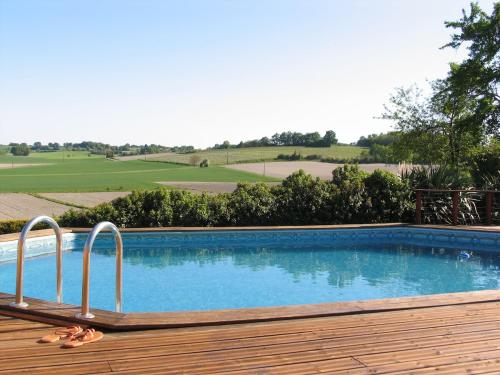 ChâtenetGite - Vin Rose的露台上的游泳池可以欣赏高尔夫球场的景色