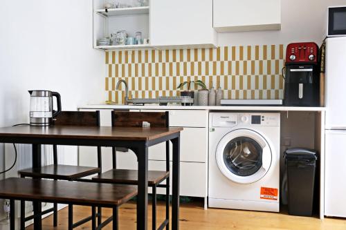 Η κουζίνα ή μικρή κουζίνα στο Bright Ground Floor Flat with Free Parking and Balcony Near Stoke Newington