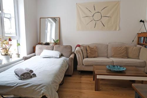 Ένα ή περισσότερα κρεβάτια σε δωμάτιο στο Bright Ground Floor Flat with Free Parking and Balcony Near Stoke Newington