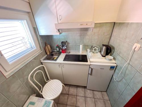 een kleine keuken met een spoelbak en een fornuis bij Apartments Adna in Podaca