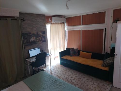 Μια τηλεόραση ή/και κέντρο ψυχαγωγίας στο Appartement au centre rabat dyour jamaa