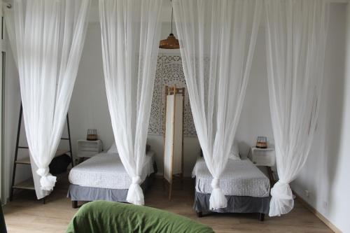 Postel nebo postele na pokoji v ubytování LE RUBINJO Case fleurie