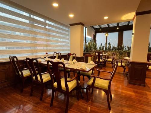 キトにあるHotel Republicaの長いテーブルと椅子のあるダイニングルーム