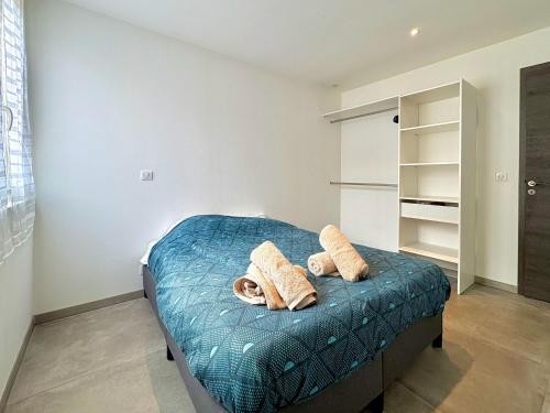 ein Schlafzimmer mit einem Bett mit zwei Handtüchern darauf in der Unterkunft Appartement 3 chambres avec terrasse et Parking à Fréjus in Fréjus