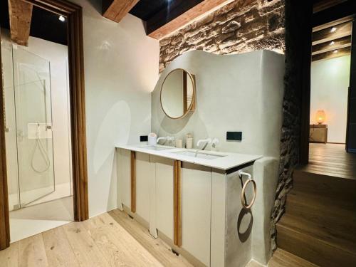 een badkamer met een wastafel en een spiegel bij Equisoain in Monreal