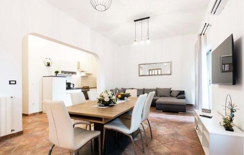 Et opholdsområde på Lovely Apartment In Bale With Wifi