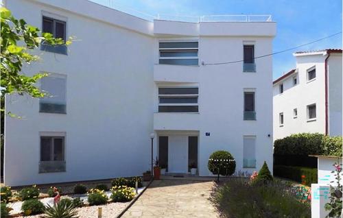 1 Bedroom Nice Apartment In Pirovac