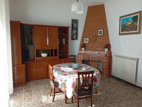 a living room with a table and a kitchen at La Casa di Anna in Sassari