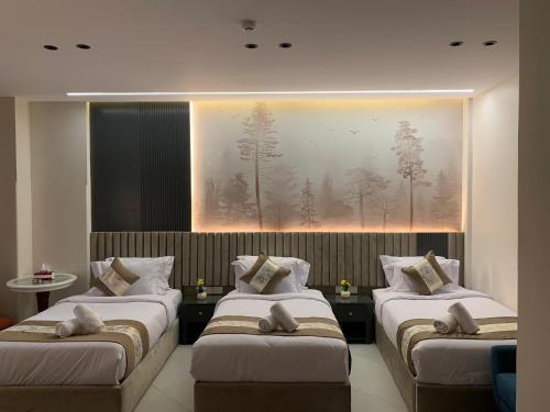 Dos camas en una habitación con un cuadro en la pared. en Atlantis Hotel, en El Cairo