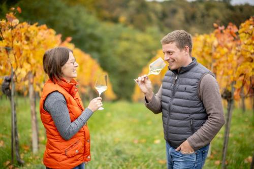 Un hombre y una mujer sosteniendo una copa de vino en Weingut Schwarzl, en Ratsch an der Weinstraße