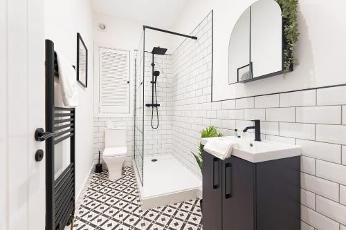 un bagno con doccia, lavandino e WC di New! 3BR in Gladstone a Hartlepool