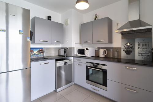 Kuchyň nebo kuchyňský kout v ubytování Dans les étoiles - 2 bedroom with free parking near to the city center