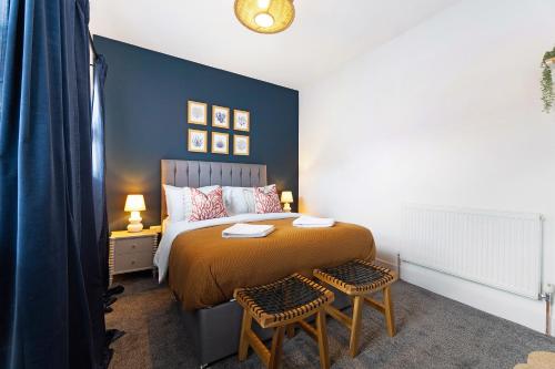 una camera da letto con un letto grande con due sedie di New! 3BR in Gladstone a Hartlepool