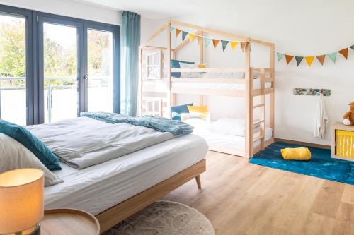 a bedroom with a bunk bed and a bunk bed at Heimbi-Home No 3 I 4-6 Personen I EuropaPark I Family I Garten I Parkplatz I E-Ladestation in Kappel-Grafenhausen