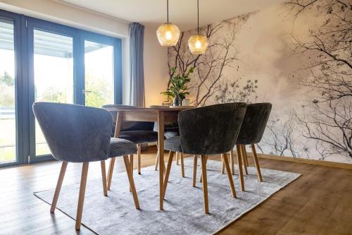 a dining room with a table and four chairs at Heimbi-Home No 3 I 4-6 Personen I EuropaPark I Family I Garten I Parkplatz I E-Ladestation in Kappel-Grafenhausen