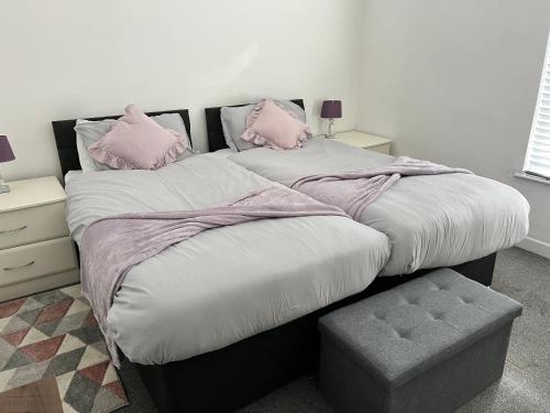 Postel nebo postele na pokoji v ubytování Angies 2 bed home in Eccleston near Liverpool sleeps 5