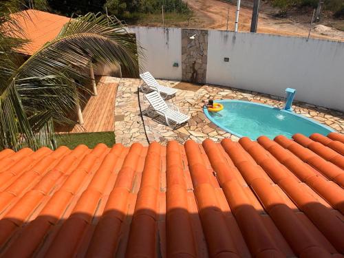 eine Aussicht über ein Fliesendach mit einem Pool in der Unterkunft casa temporada praia de sonho verde, Paripueira - Alagoas in Paripueira