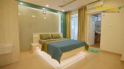 Ένα ή περισσότερα κρεβάτια σε δωμάτιο στο Padmalaya Homestay Where Divine meets Comfort !