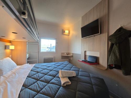 Postel nebo postele na pokoji v ubytování Premiere Classe Arras - Tilloy Les Mofflaine