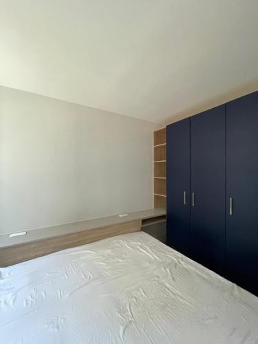 Ένα ή περισσότερα κρεβάτια σε δωμάτιο στο Appartement Meudon la Forêt Centre Vélizy