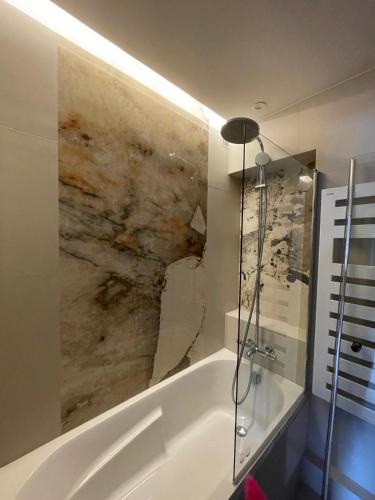 Ένα μπάνιο στο Appartement Meudon la Forêt Centre Vélizy