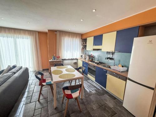 een keuken met een tafel en een koelkast bij Apartment Bellavista by Interhome in Porlezza