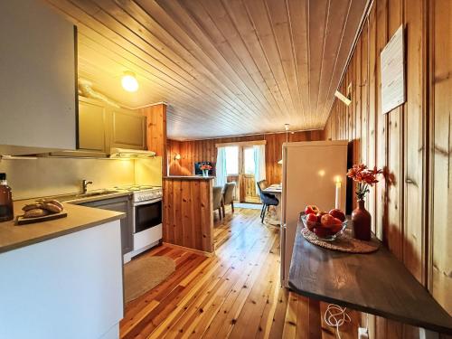 eine Küche mit einem Kühlschrank und einem Tisch mit Obst darauf in der Unterkunft Holiday Home Turken by Interhome in Kaupanger