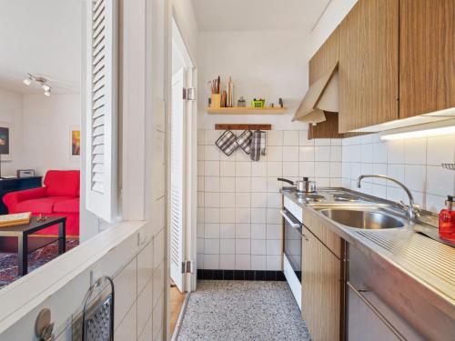 Kuchyň nebo kuchyňský kout v ubytování Apartment Armorial Est Apt- 72 by Interhome