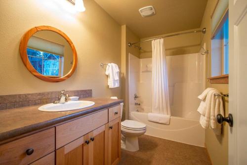een badkamer met een wastafel, een toilet en een spiegel bij Redtail 30 day minimum in Hood River