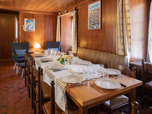een eetkamer met een lange tafel en stoelen bij Holiday Home Villa Roduit by Interhome in Le Châble
